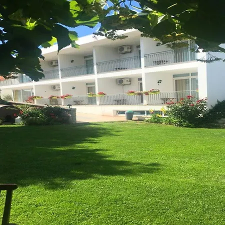 Spacious House With Garden Near Bemposta + Private Pool بيت للعطل *